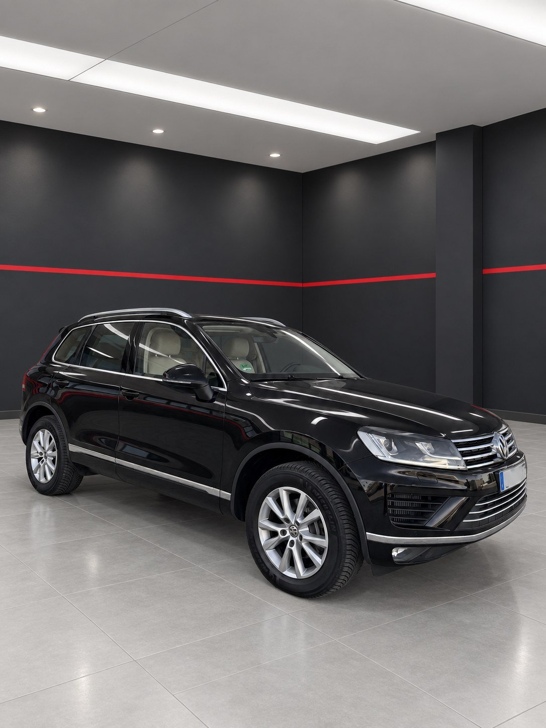 Volkswagen Touareg negro, vista delantera de tres cuartos