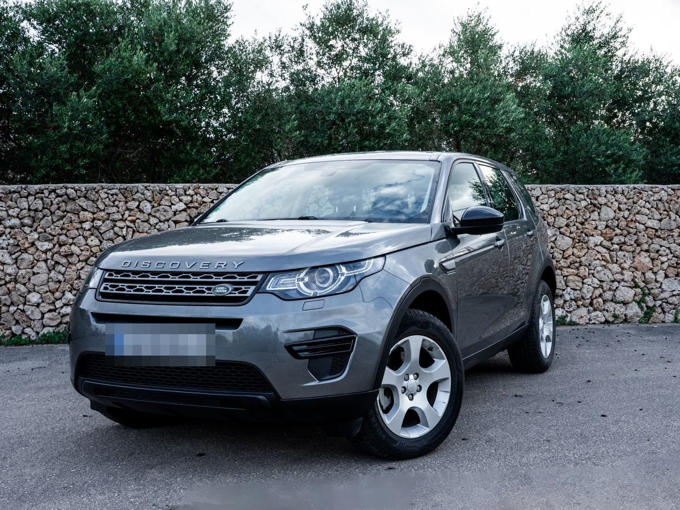 Land Rover Discovery Sport gris, vista delantera de tres cuartos